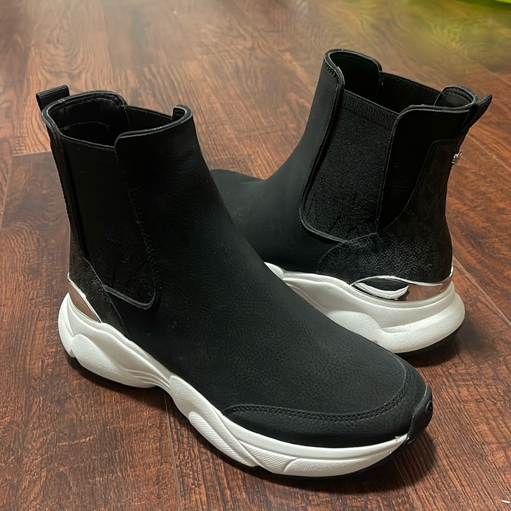Women’s size 7 Michael Kors Katrina Leather Bootie Boot Sneaker